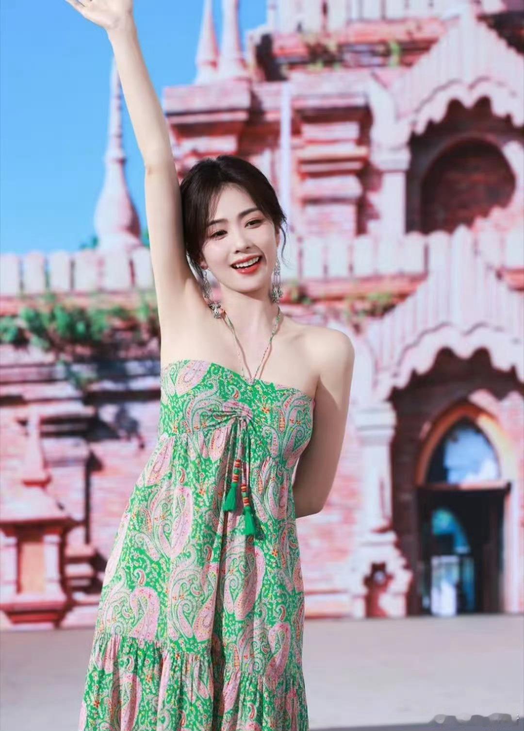 白鹿最新活动美照来袭，红绿色挂脖子抹胸长裙，性感优雅甜美气质​​​​