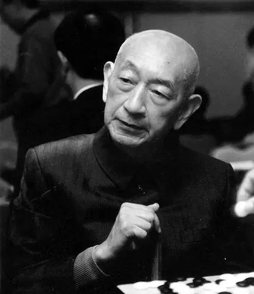 1921年，福州名手林贻堂和人下围棋，赌注是5块大洋，占尽上风之时，一个7岁的小