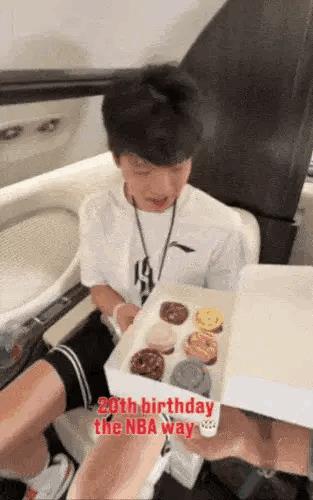 杨瀚森一夜暴富啊选秀前：乘坐经济舱去试训选秀后：乘坐私人飞机签约杨瀚森16