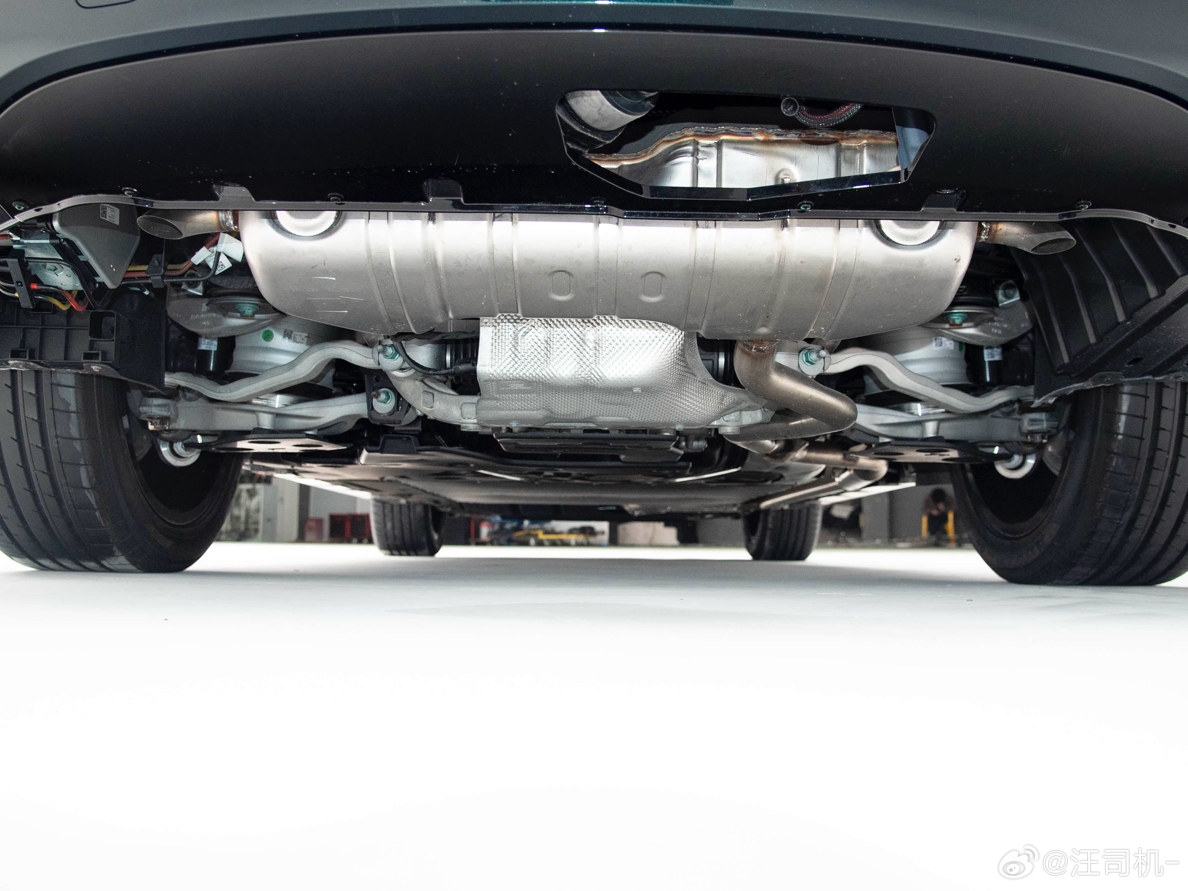 比亚迪大唐的后轮转向，与腾势、仰望左右分体的转向机不同了，更接地气。转向拉杆造型