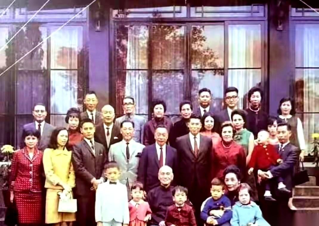 那张30人的全家福，我看了好久。人丁兴旺，儿孙满堂，每个人脸上都写着“我们赢了