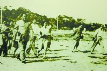 1954年，毛主席在北戴河游泳，遇上一位老渔民，俩人闲聊了半天，老渔民以为他只是