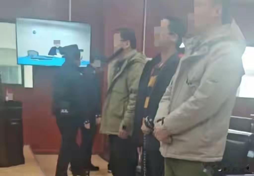 就因为插了句话，被拖进女厕打到失禁！这身警服穿得太讽刺了说实话，这事儿看完我