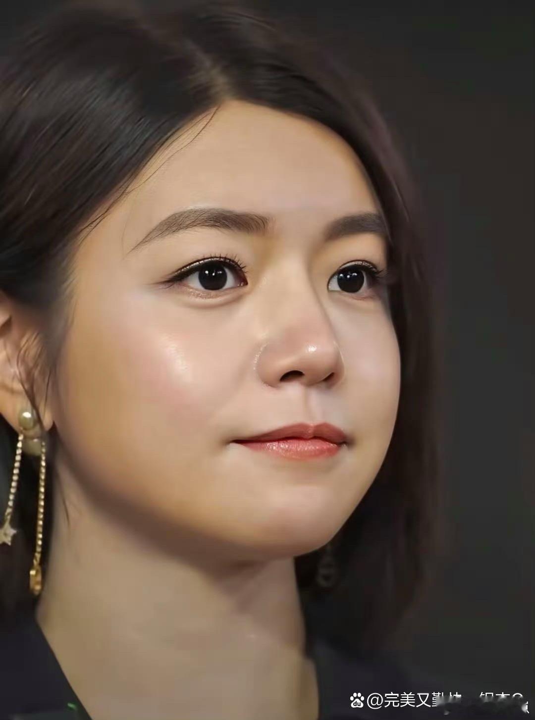 陈妍希这天生的婴儿肥简直是“冻龄神器”！圆润饱满的脸颊太显嫩了，看着比实际年龄小