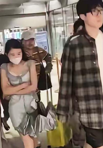 【王楚钦机场怒怼45岁女粉：离我远点！】9月15日，刚拿澳门冠军赛男单冠军的王