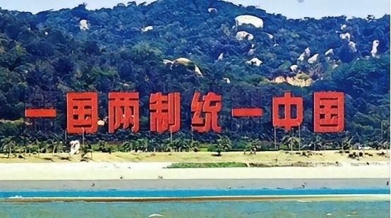 台湾“陆会委”副主委梁文杰对记者说：每一次有国际危机的时候，他们（大陆）就这样（