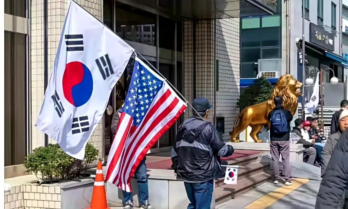 差点没被这个韩国网民给笑死。一个韩国网民问：首尔正在举行反华大游行，为什么你