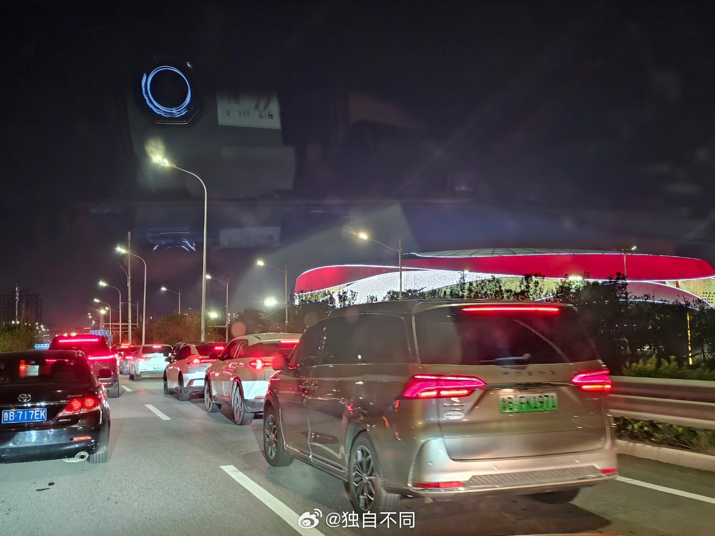 跋山涉水一个半小时，终于到了[哭哭][哭哭]中超齐鲁德比一触即发​​​
