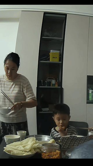 端菜不小心烫到孩子？这样粗心的家长真是让人很无语！小孩子细皮嫩肉最怕烫伤。