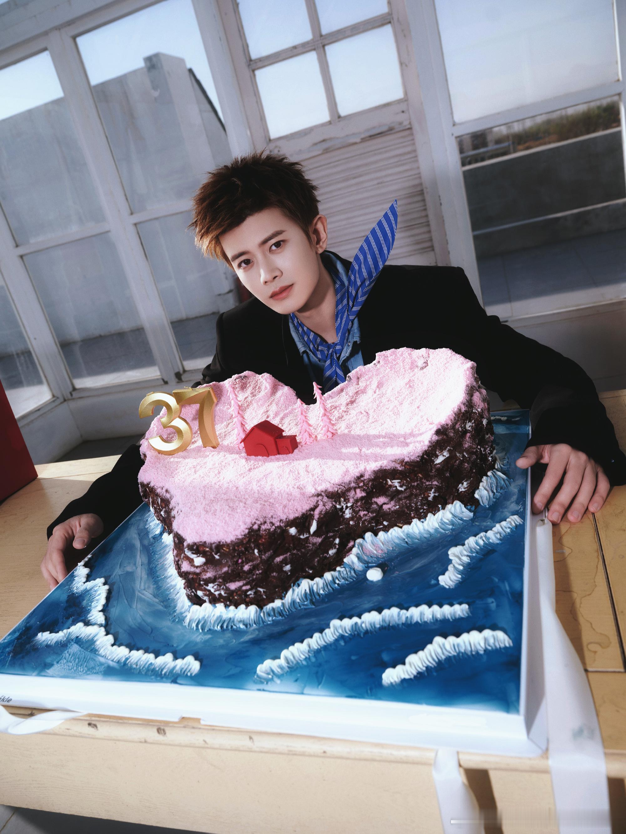 任嘉伦生日快乐啊，好大的蛋糕，蓝粉调，漂亮！37正值当年，祝星途璀璨，未来继续走