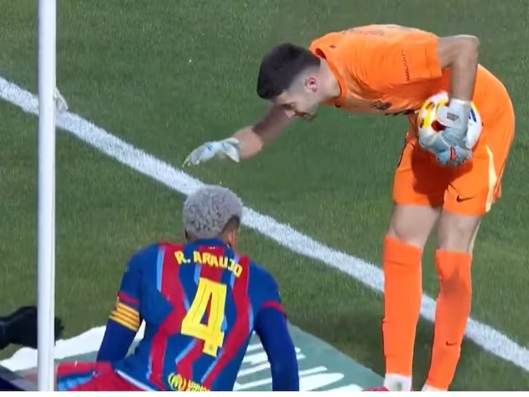 低级失误! 巴萨门将抱着皮球走到场外祝贺阿劳霍, 被判角球