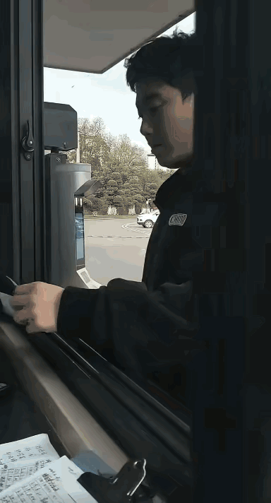 王励勤“动真格”了！看看这个画面瞬间就明白了国乒主力梁靖崑，看起来似乎想外