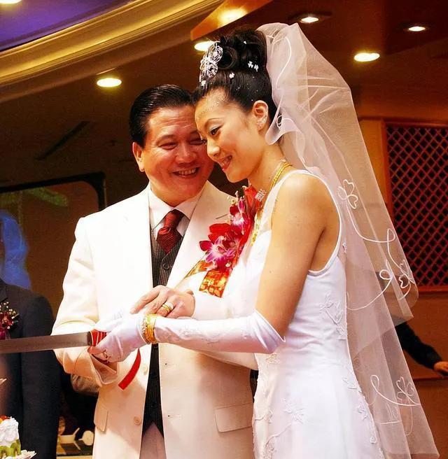 2002年2月，万梓良与小16岁郭明黎在广州举办婚礼，周星驰派妈妈到场送祝福。