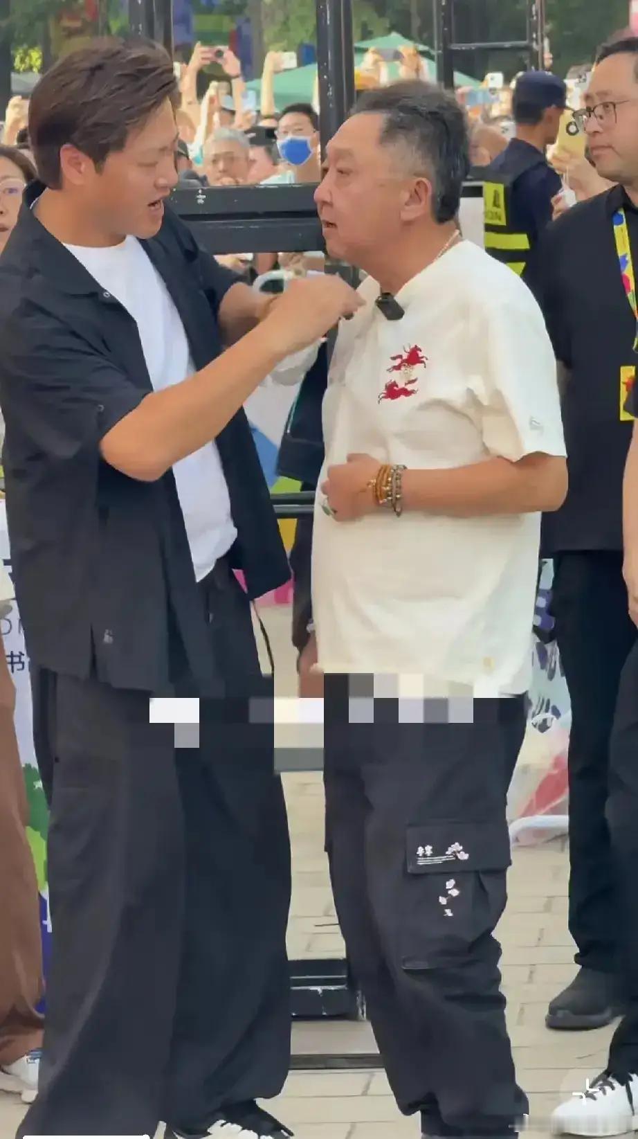 于谦现身地坛书市，白T黑裤配大金链，60岁潮叔范儿十足！​​​