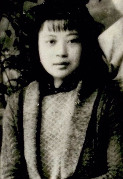 1945年，日军轮奸了黄美英，又用锋利的匕首将她的肉一片片割下来，黄美英被疼地昏