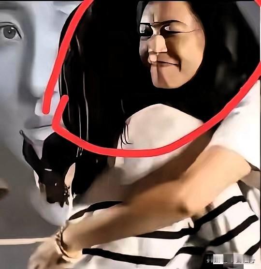 崔丽丽是姚晨表妹，他们本来就是一家人。姚晨，一个电影电视演员，是有一定影响力的
