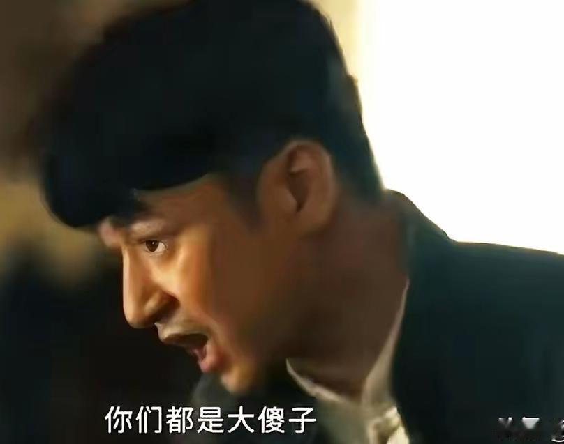 《八千里路云和月》之前胆小怕事的孟万福却成了乱世里的担当。面对张云旗夫妇的无赖和