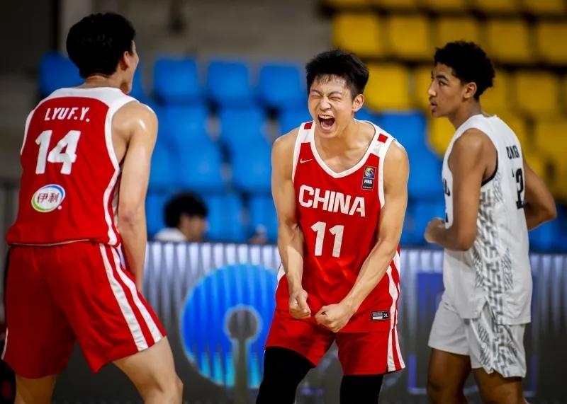 猖狂，居然半路开香槟！中国U18男篮，昨晚79：66战胜新西兰，与澳大利亚U18