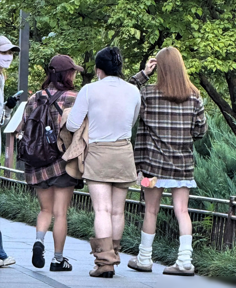 38岁韦雪蹲颐和园吃糖葫芦，亮片短裙配黑长袜，腿白，但被嘲身家过亿穿成五五分。没滤镜没精修，路人镜头