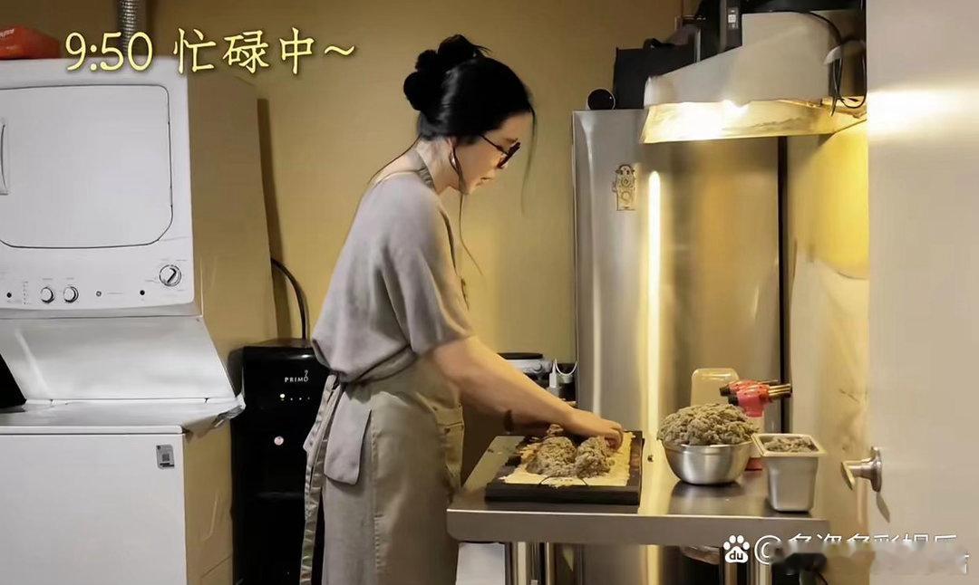 王祖贤竟然亲手为客人泡茶喝！她分享了自己在加拿大工作的日常，才发现她如此贴心，如