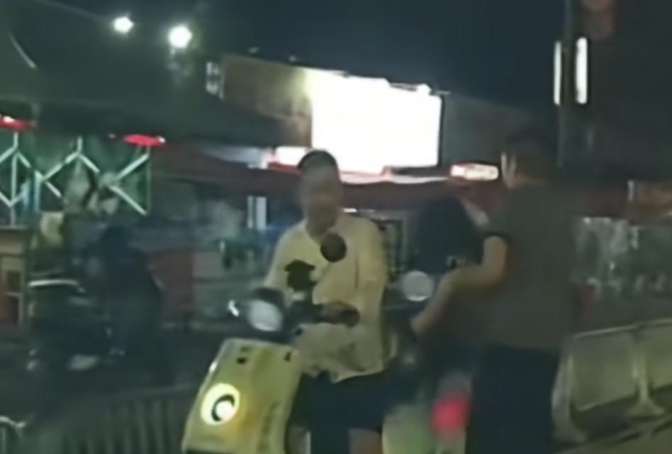 三男子凌晨街头欲将醉酒女子抬上车事件反转了，根本就不是网传的那样，三男子意图对醉