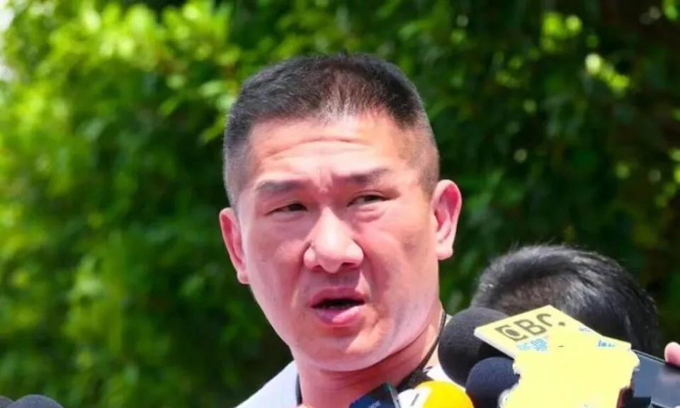 所谓“武统派”网友在馆长直播聊天室说，根本不必忙活蓝白合，反正2027就要武统了