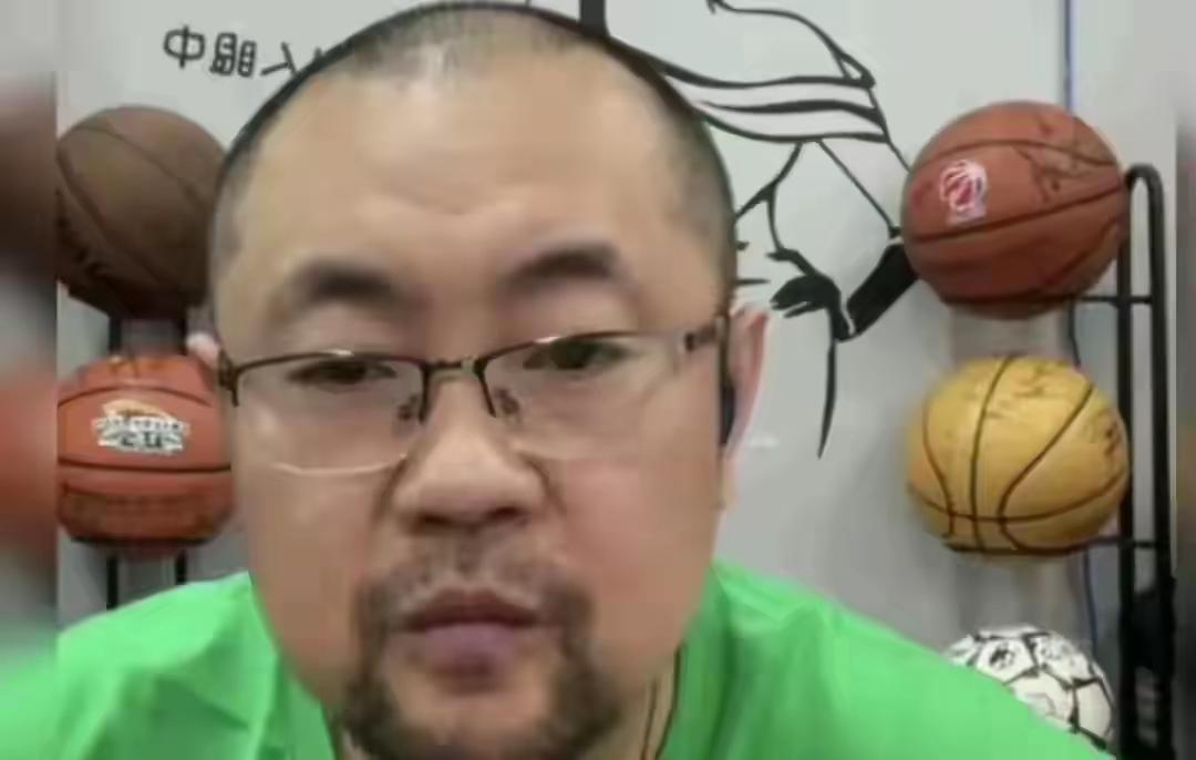 二人转演员贾队长真的太敢说了？在回答网友提问的时候，居然说辽宁男篮连郭艾伦都敢卖