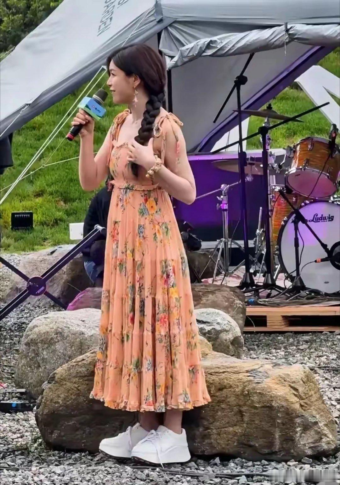 陈妍希云南行160的身高硬是拍成了150，然而鞋子也丑爆了！​​​