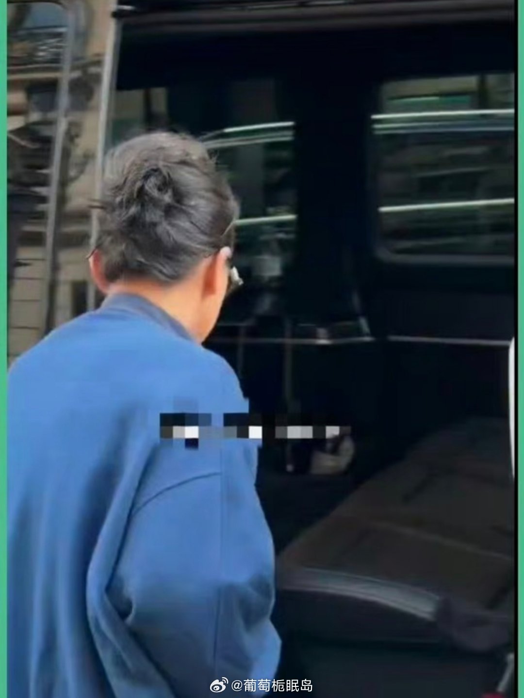 周迅的松弛感，远比硬凹年轻更难得我刷到这张路人视角的图，一开始也下意识感慨，周迅