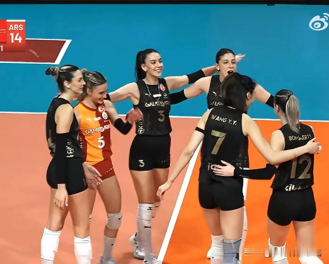 加拉塔萨雷女排队员围成圈，笑得很开心，与阿拉斯货运的比赛，得要感谢王媛媛