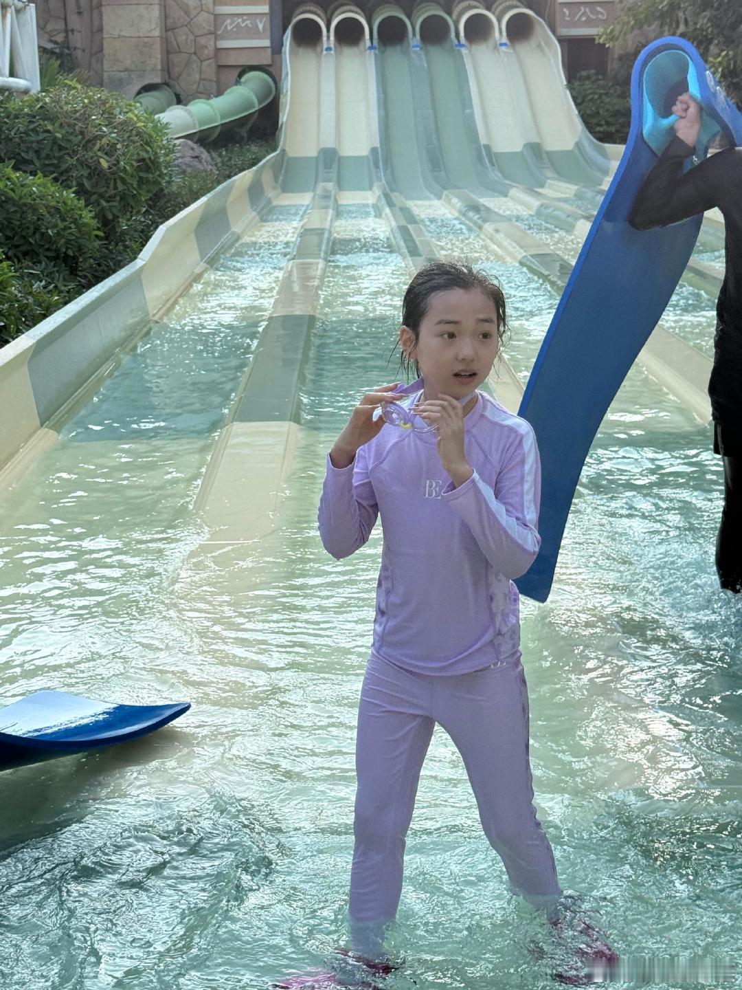 董璇张维伊小酒窝三亚度假水上乐园偶遇董璇张维伊小酒窝水上乐园偶遇董璇张维伊小酒窝