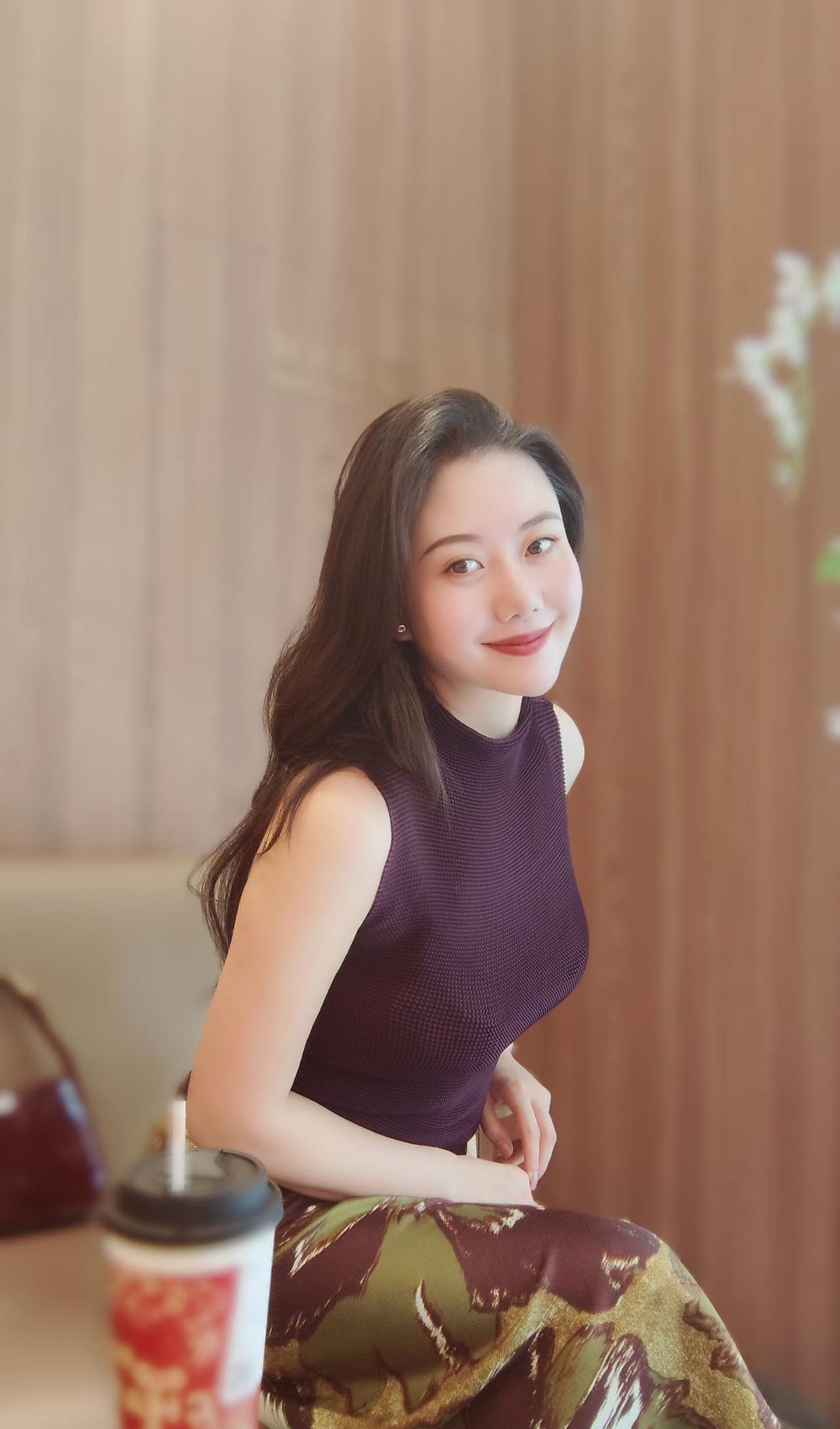 奶茶妹妹，怡然自乐。美女日常低调优雅女神你喜欢哪一种气质的美人?