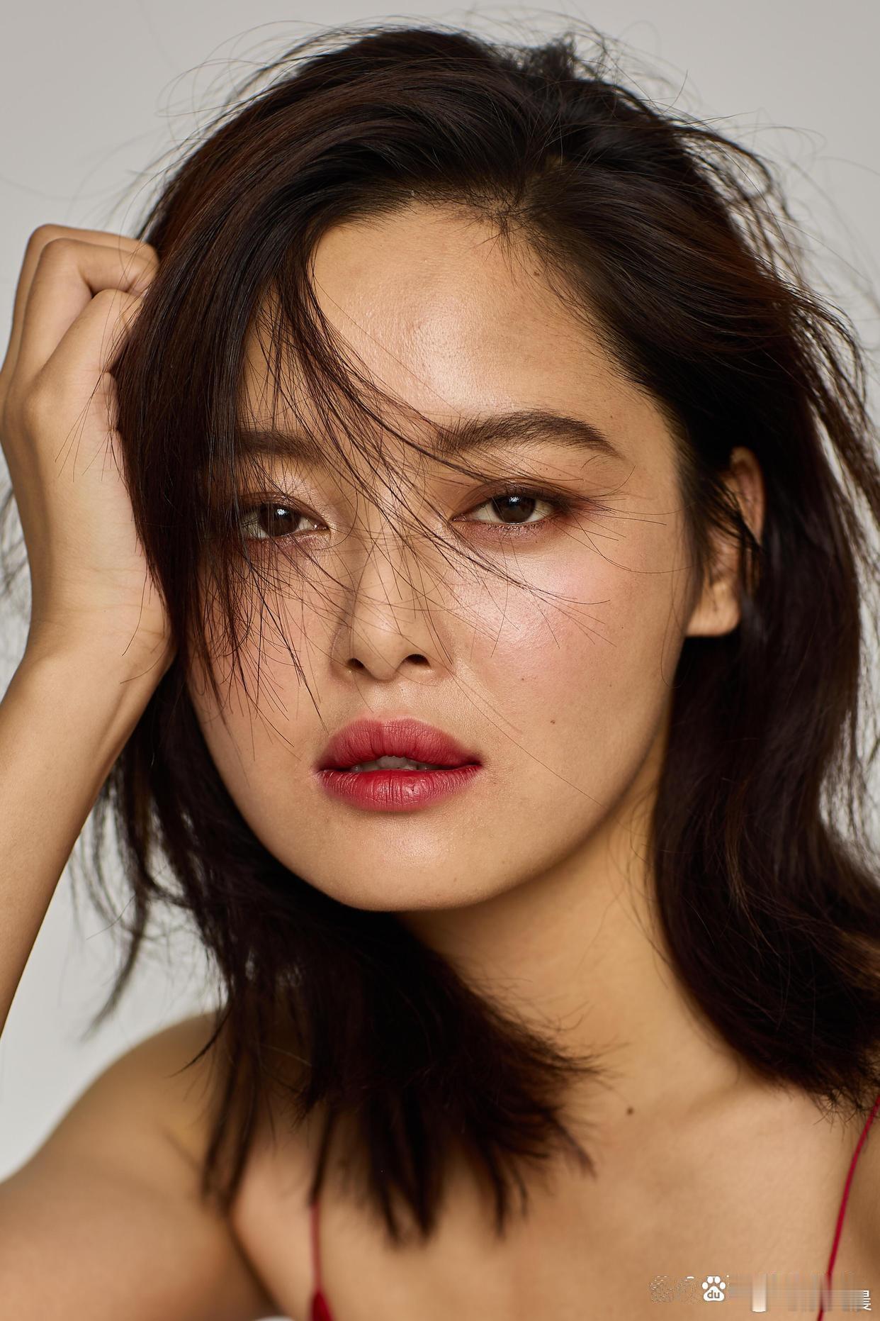 辛芷蕾这波怼脸拍简直绝了！五官线条利落分明，镜头怼得越近越惊艳，颜值抗打能力直接