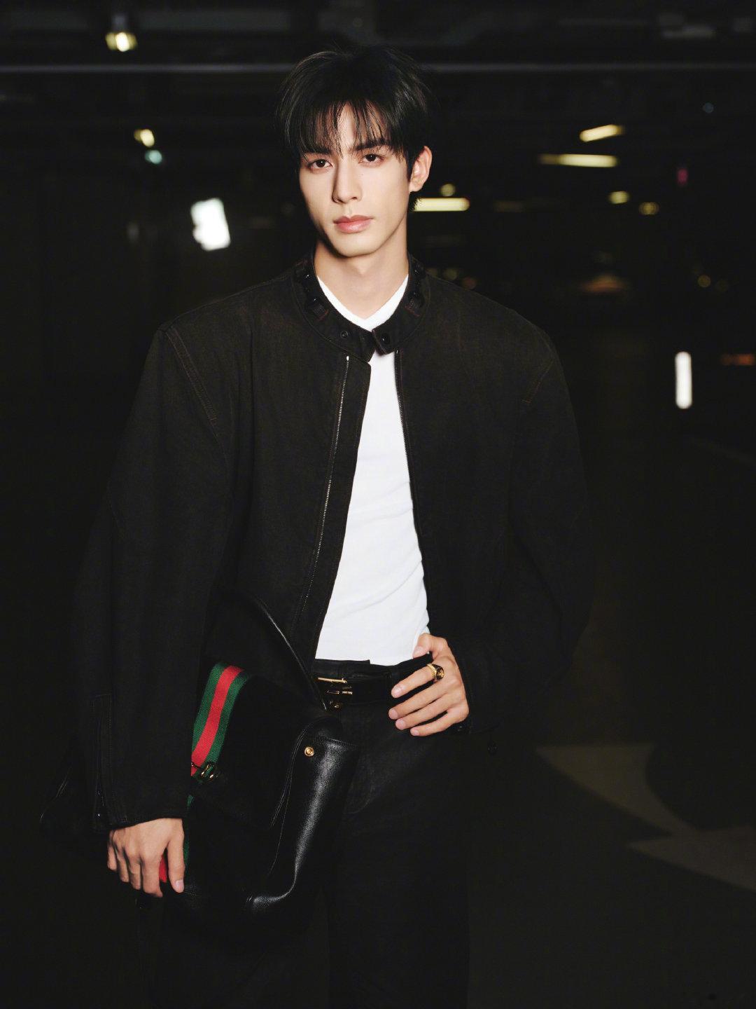 #Gucci大秀出发图#倪妮身着浅灰廓形长风衣，波士顿手袋烘托摩登气场；宋威龙深色立领外套搭配织带手