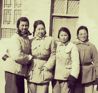 1947年，近80年前的延安时期，四大女神在窑洞前合影留念。战争年代，条件很艰苦