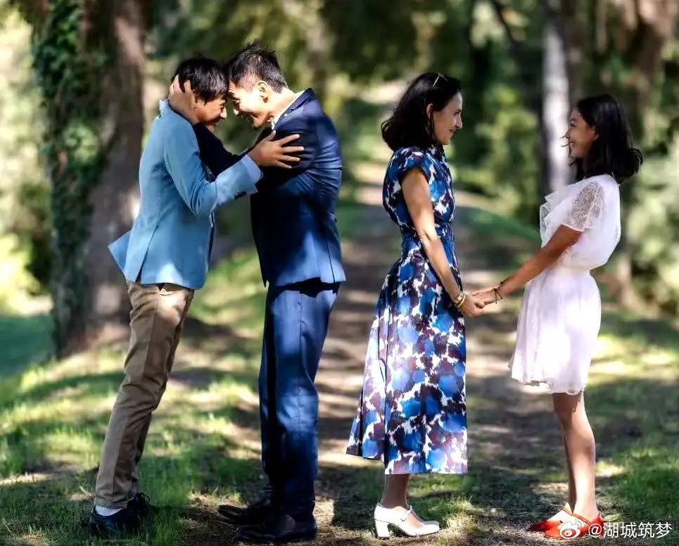 刘烨妻子晒一家四口近照诺一霓娜居然长这么高了儿子女儿就长成大人了，一个1米8多，