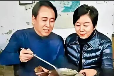 许家印认罪那天，前妻正和小30岁男友躺在伦敦豪宅，这就是他花了3年、转了45亿、