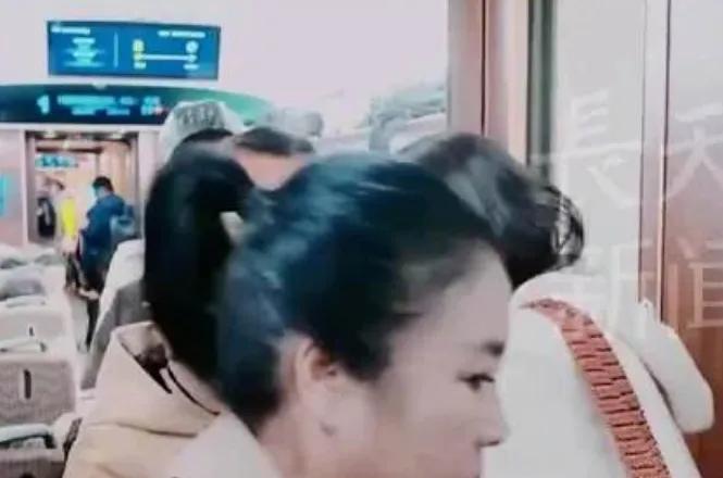 董璇在综艺《姐姐当家》中发出“张维伊难道不该心疼一下我吗”的感慨，引发了网友的广