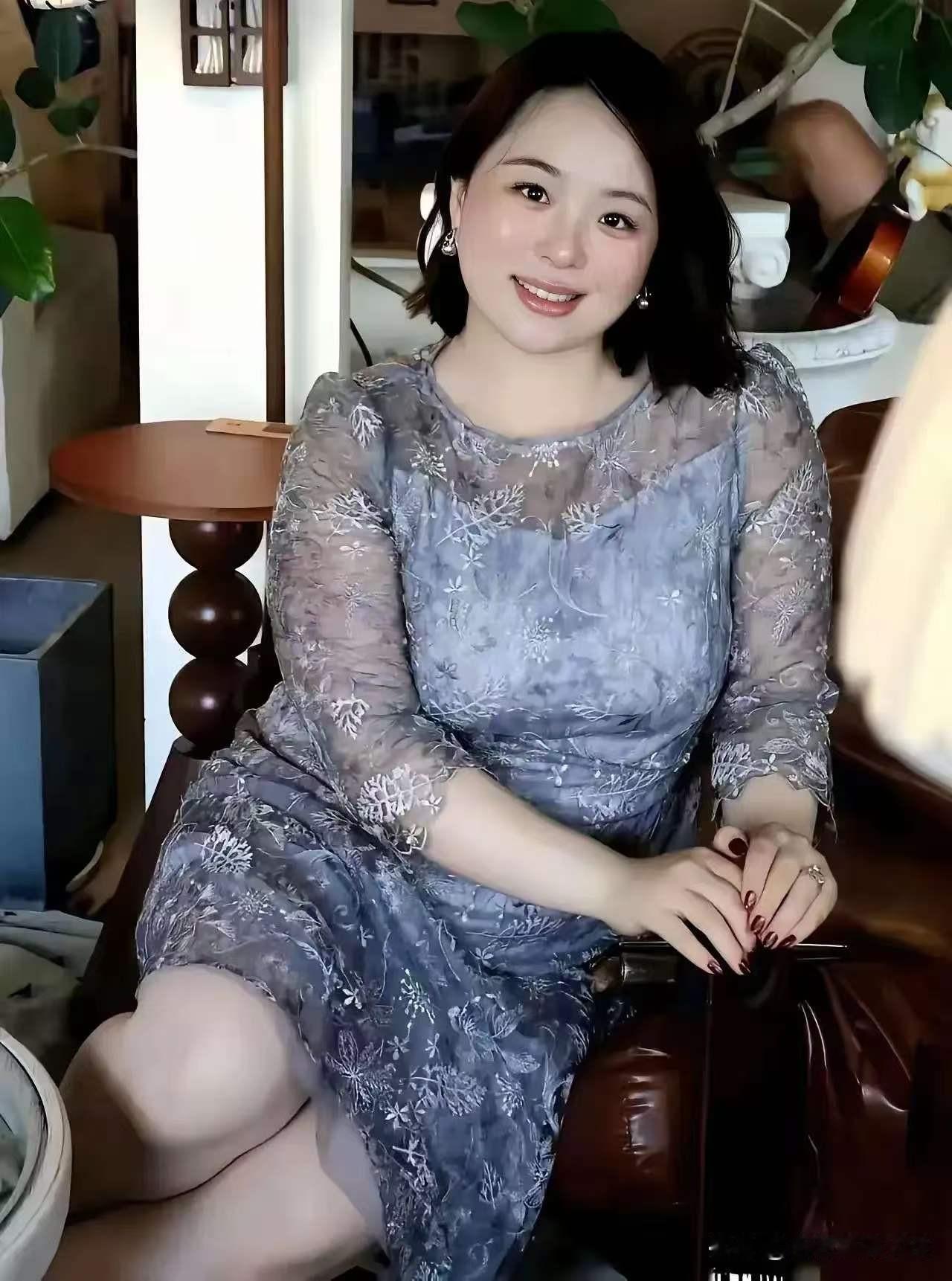 七绝·闲居雅韵柔荑轻叠寄闲情，薄缕银纹映色青。坐对庭柯春色好，嫣然一笑满