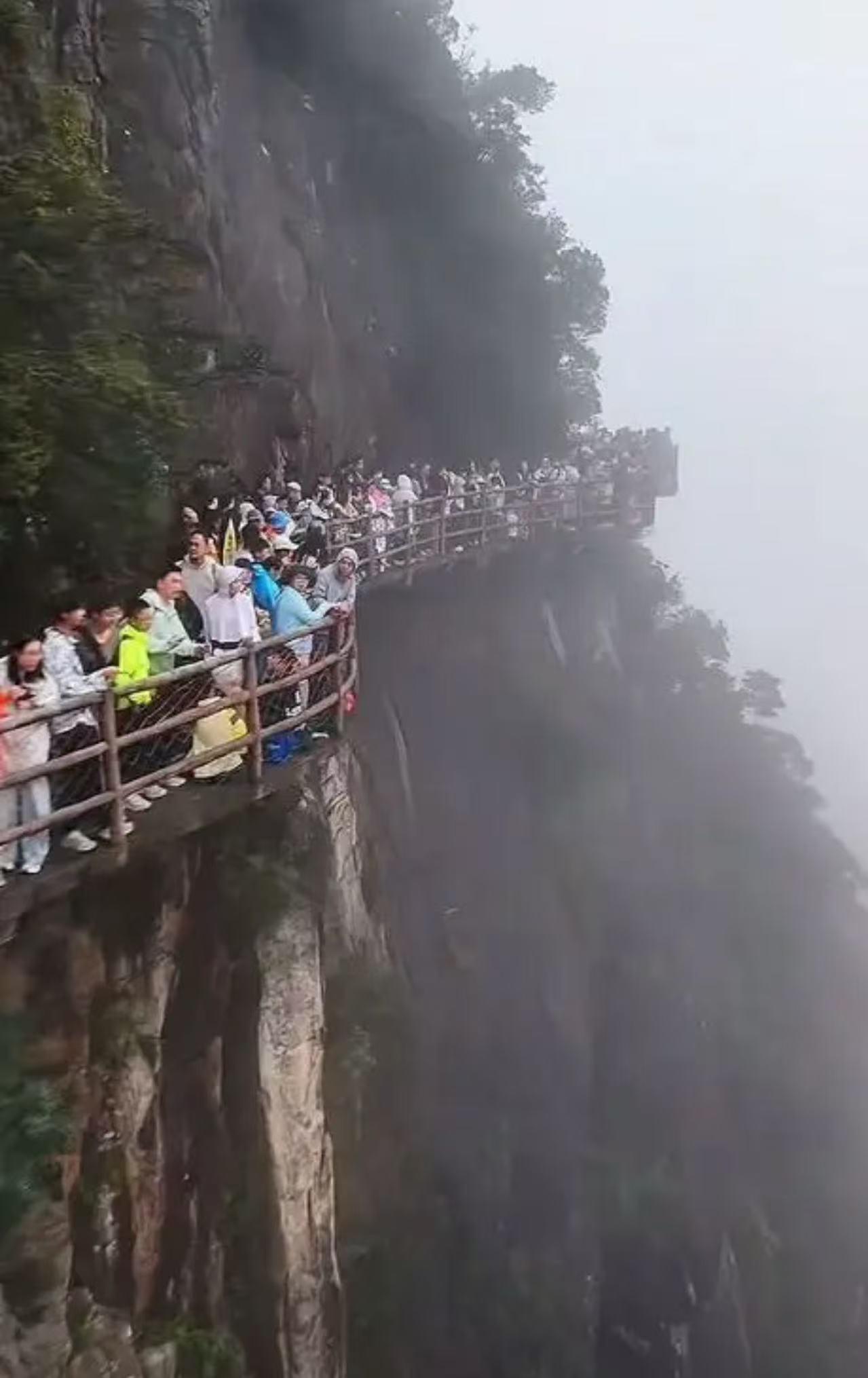 十一旅游旺季又要来了，但是这种地方就是免费让我去，我也不敢去……这么多人站在上面