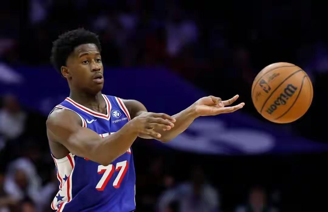 给机会就能抓住，76人小将埃奇库姆展现出成为未来巨星的潜质。三巨头连续缺阵，