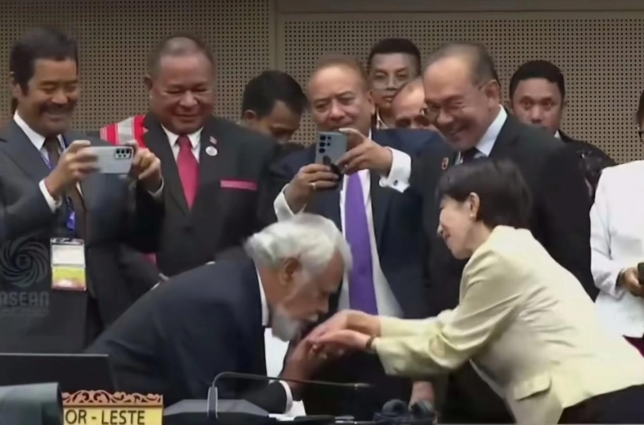 东盟各国爱上了高市早苗！高市早苗一出场，瞬间点燃会议大厅，厅里人头攒动，都想找