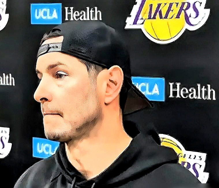 全队都把他当软蛋，连教练都劝他“没事来球馆摸摸球也好啊”。这话...