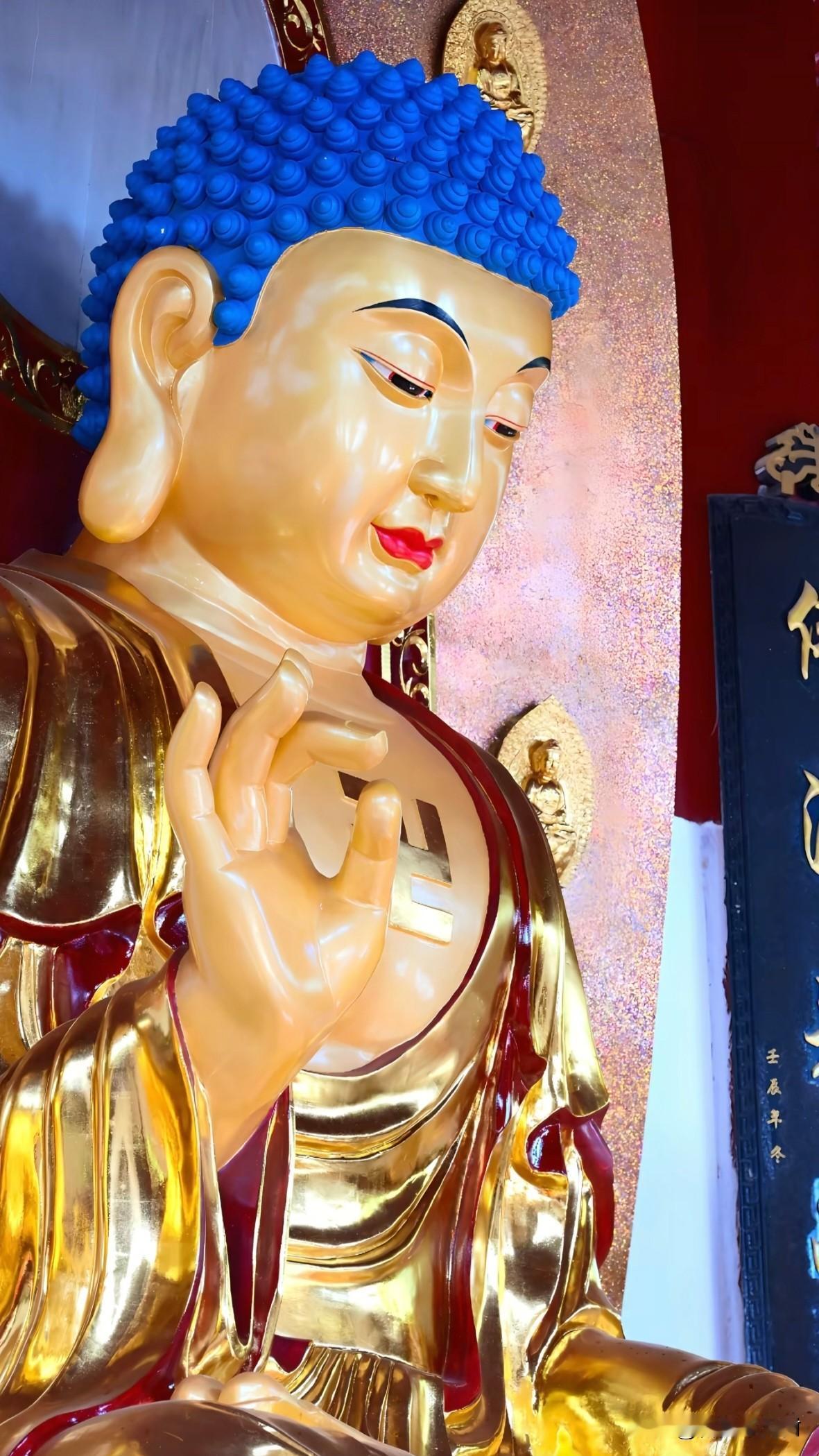 去白马寺拜佛，无意间看懂了一尊佛像的秘密。世人总爱跪在佛前，求财运、求姻缘