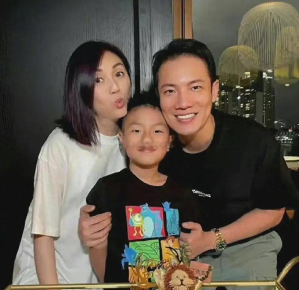 丁子高带着13岁的儿子丁进诺前来为杨千嬅妈妈加油打气。镜头前，丁进诺身穿简约T恤