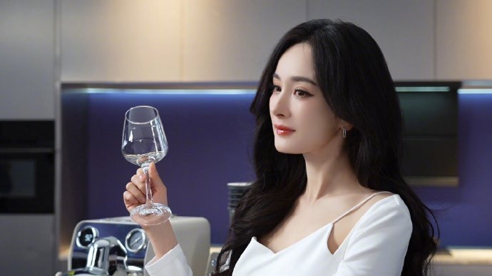 杨幂白纱抹胸裙仙气感杨幂一袭白纱抹胸裙荡秋千，仙气直接拉满～轻盈灵动，像在做一场