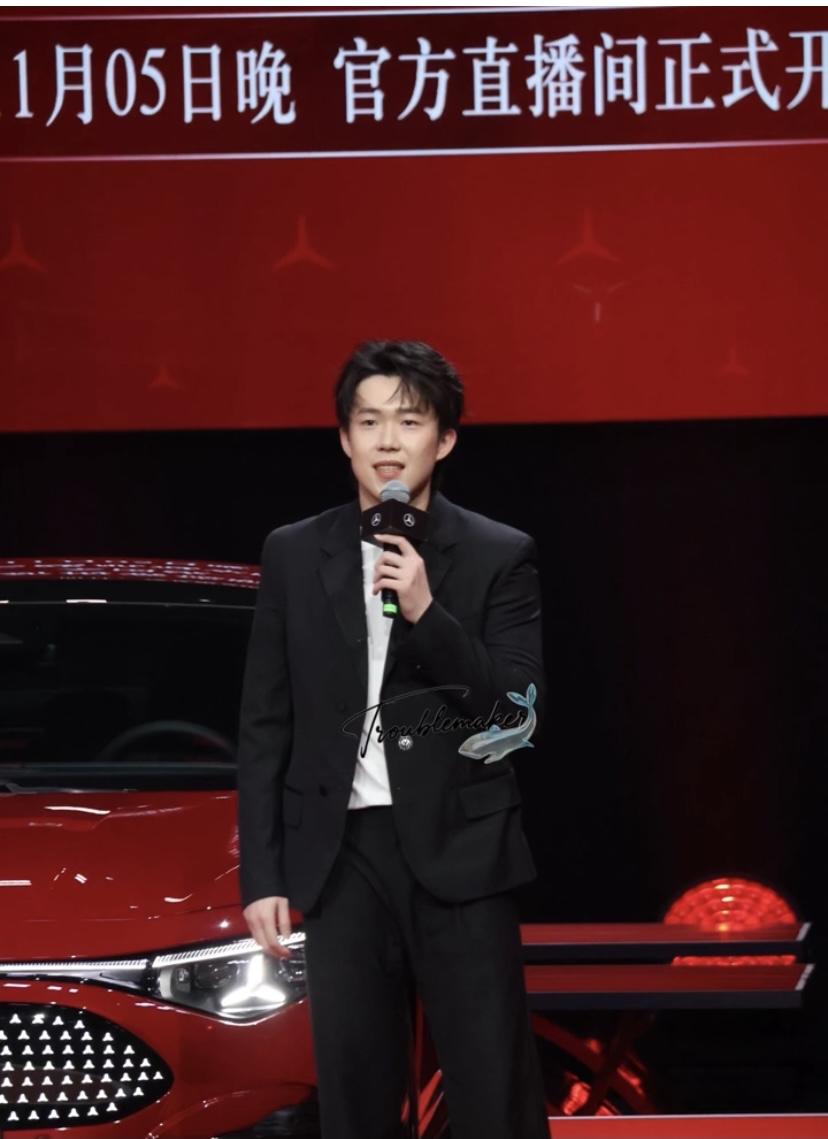 王楚钦又一个新身份，很有意义，也很符合他的个性。今天晚上王楚钦出席了奔驰新