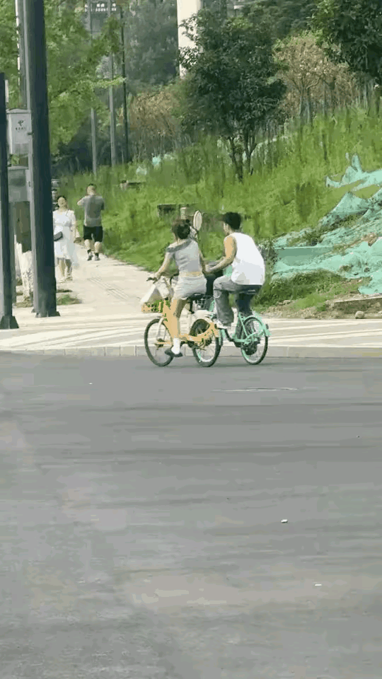 知道你俩关系好了可这也不是牵手的时候啊又不是散步