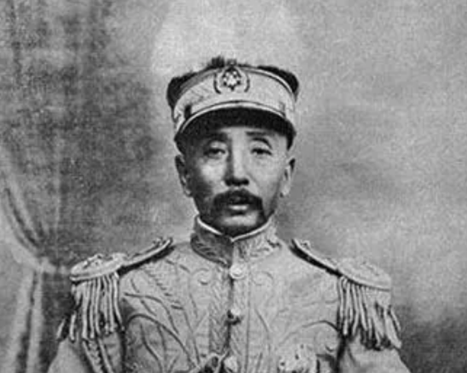 1875年，18岁的张作霖脱了衣服打算睡觉，他跟往常一样将脚伸到被子里，但是却踢