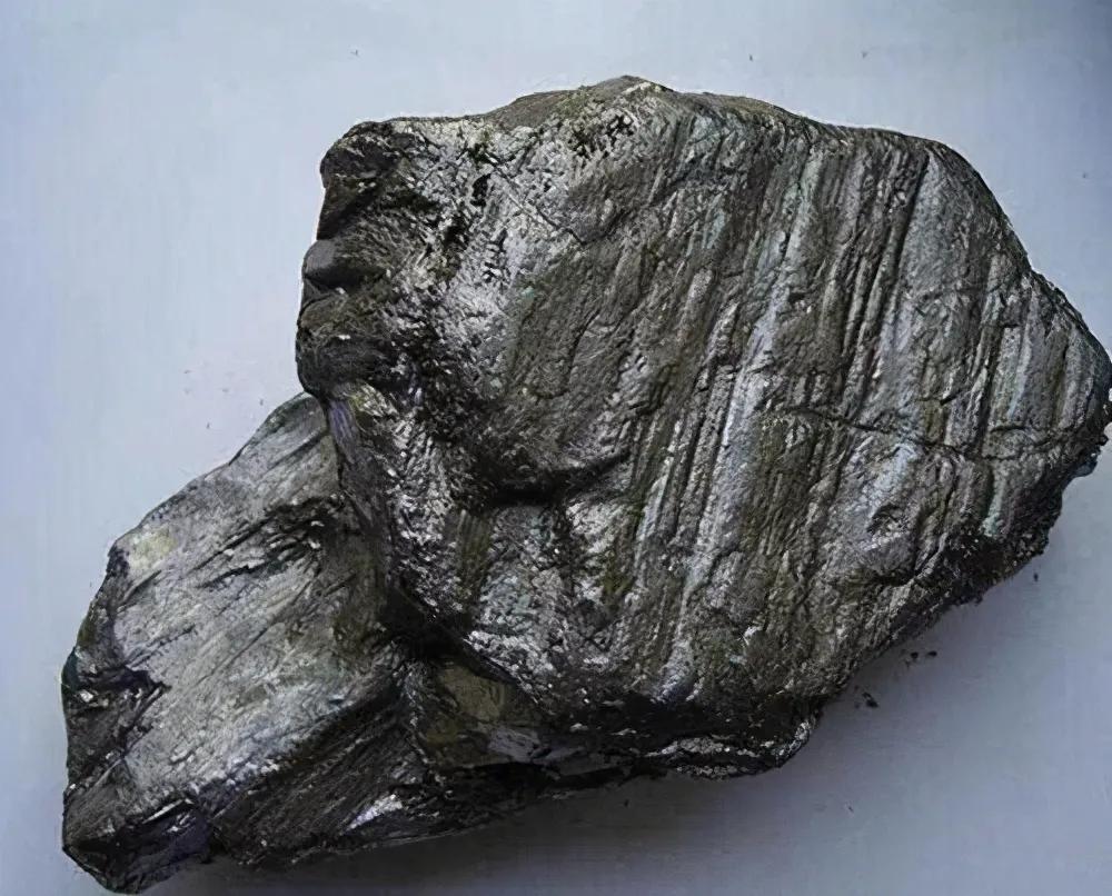 世界上熔点最高的金属是钨，高达3422摄氏度。太阳表面温度大概5500度，
